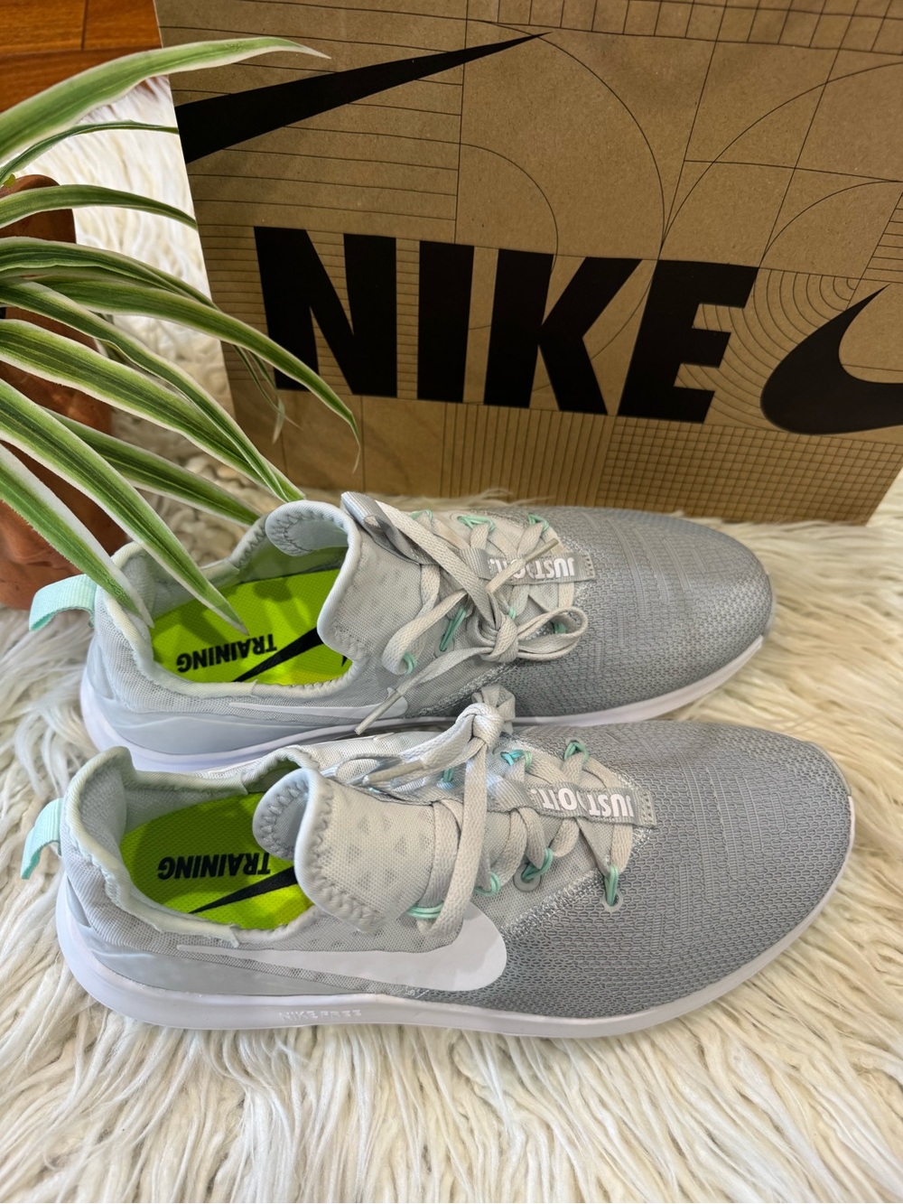 Women's Free Tr 8 Training Sneakers View 3